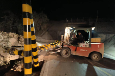 撫州市公路事業(yè)發(fā)展中心資溪分中心連夜處置涵洞限高架確保道路機(jī)動(dòng)車輛安全生產(chǎn)