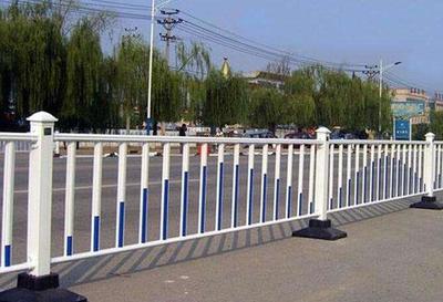 咸寧車道分隔護(hù)欄 價(jià)格透明、資質(zhì)齊全、型號(hào)多樣、款式新穎，助力道路機(jī)動(dòng)車輛安全通行